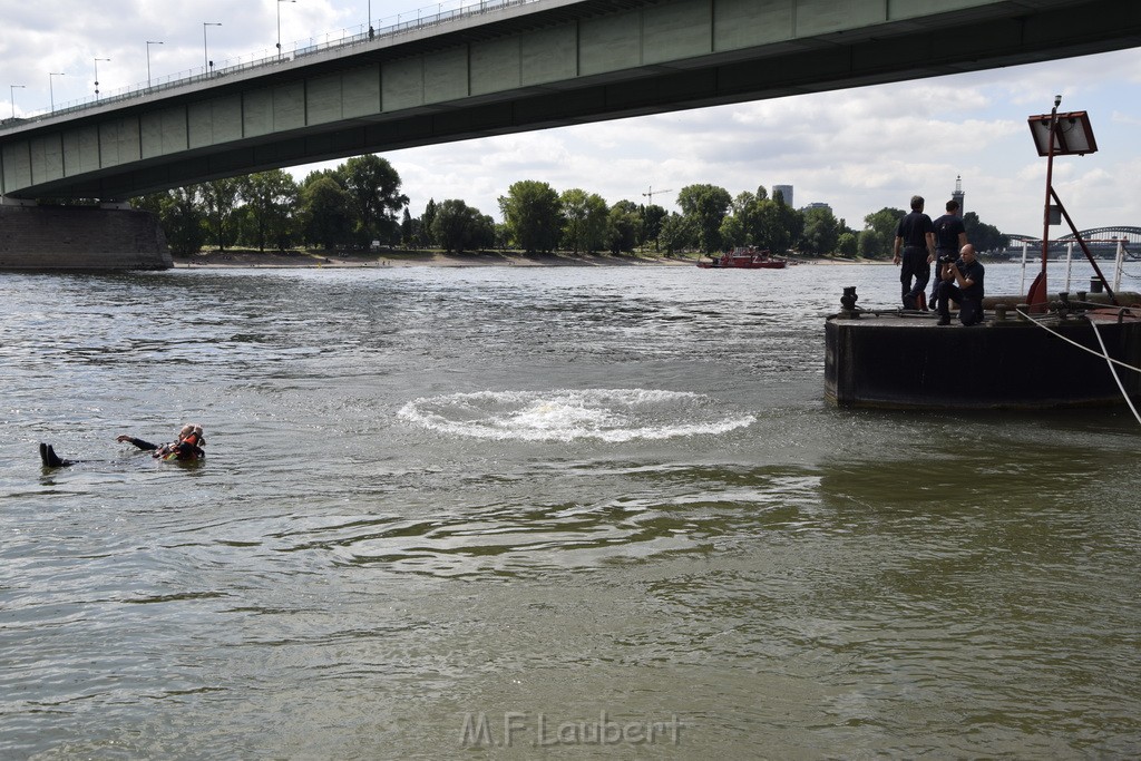 Uebung BF Taucher und Presse Koeln Zoobruecke Rhein P287.JPG - Miklos Laubert